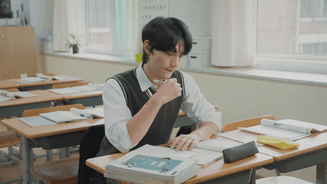 홀로 남아 교실에서 공부하는 학생