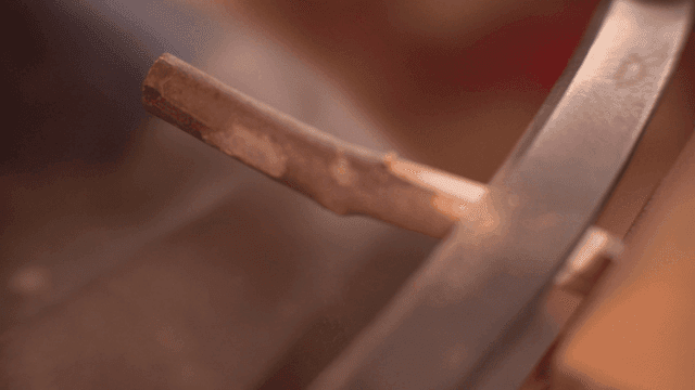 작업자가 나무 조각을 다듬는 모습