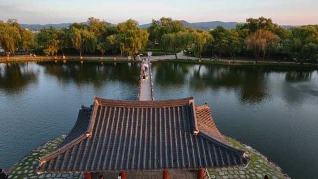 고요한 연못과 전통 정자