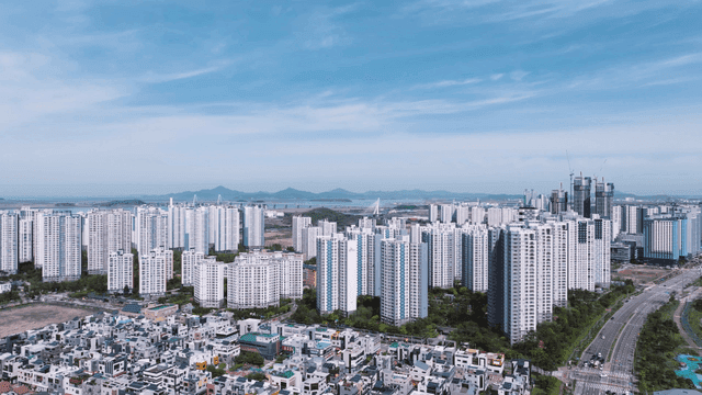 고층 아파트들이 있는 현대 도시 풍경