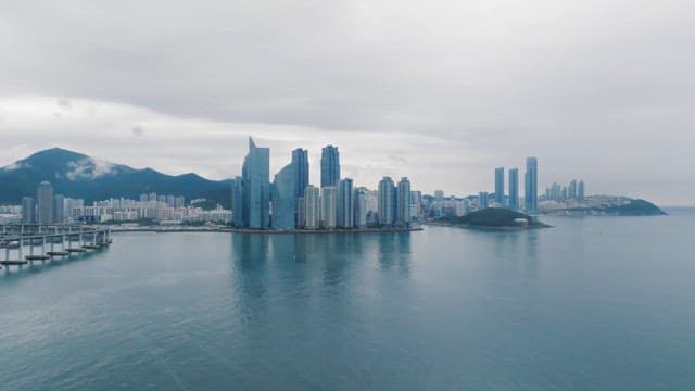 고요한 바다 위의 현대적인 도시 풍경