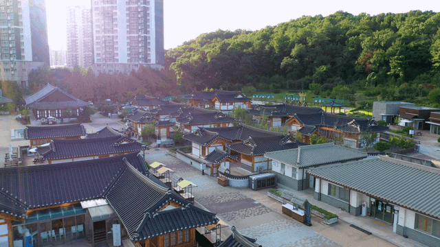 현대 건물과 전통 한옥 마을