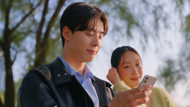 공원 벤치에서 스마트폰을 확인하는 커플