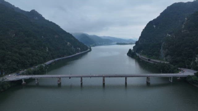 산악 지역의 고요한 댐 풍경