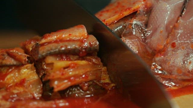 나무 도마 위에서 썰리는 밴댕이 김치