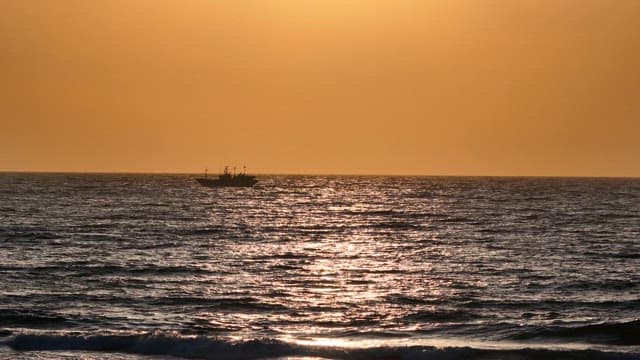 멀리 배가 있는 고요한 바다