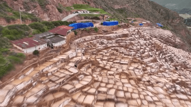 산비탈에 있는 계단식 소금밭