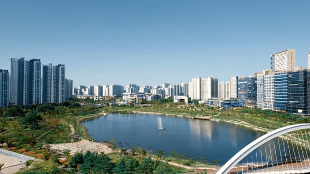 호수와 고층 건물이 있는 도시 풍경