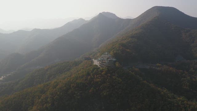 웅장하게 펼쳐진 푸른 산과 스카이워크