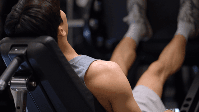 레그 프레스 머신에서 운동하는 남성