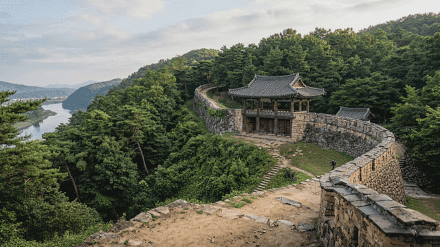 푸른 숲 속의 한국 전통 성곽
