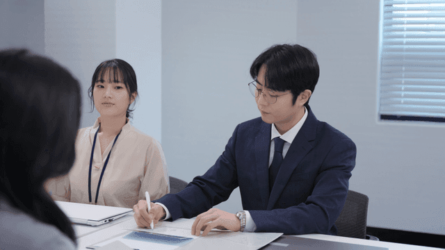 계약서에 사인하는 미팅 현장