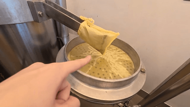 압착 기계로 기름을 추출하는 장면