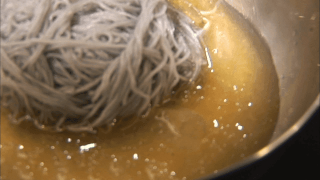 면이 들어있는 그릇에 육수를 붓는 모습