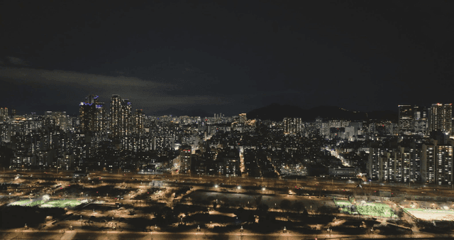 불빛이 반짝이는 밤의 도시 풍경