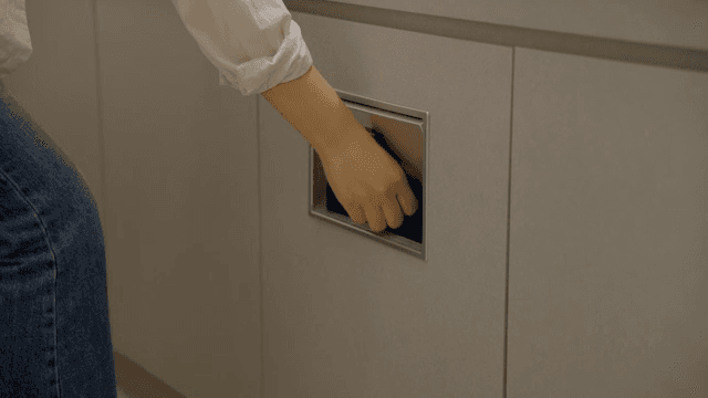 화장실에서 쓰레기를 버리는 사람