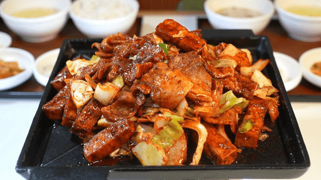 Spicy stir-fried pork with vegetables