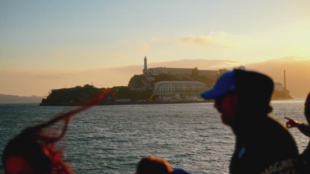 물에서 본 역사적인 섬의 일몰 전망