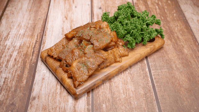 채소와 함께한 한국식 구운 양념갈비