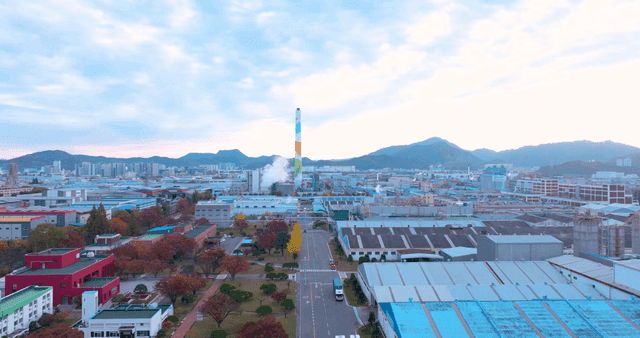 높은 굴뚝이 있는 산업 단지 도시 풍경
