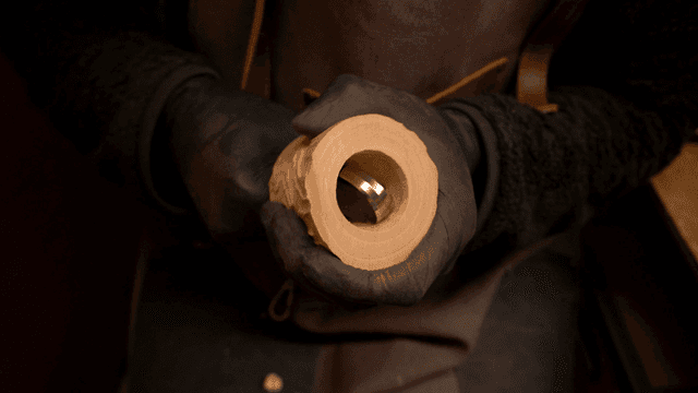 곡선 끌로 나무 조각 구멍을 다듬는 장인