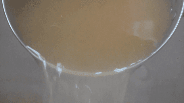 국자에서 흐르는 맑고 진한 육수