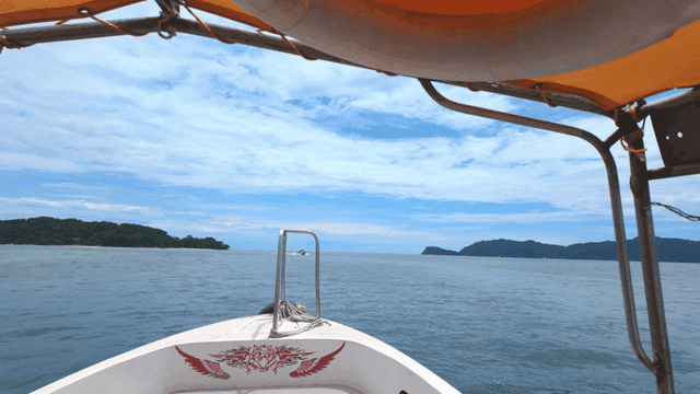 바다 위를 가로지르는 보트 위에서 보는 풍경