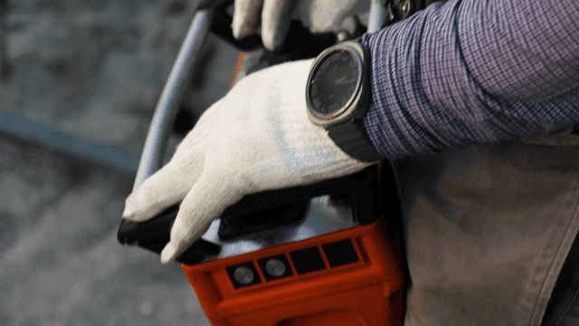 정밀하게 기계를 조작하는 작업자