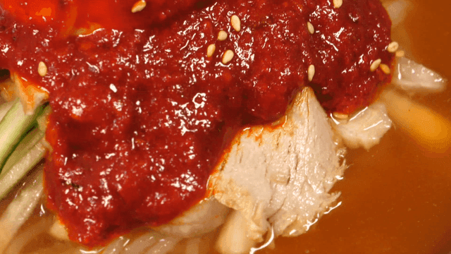 매운 소스를 곁들인 한국 밀면