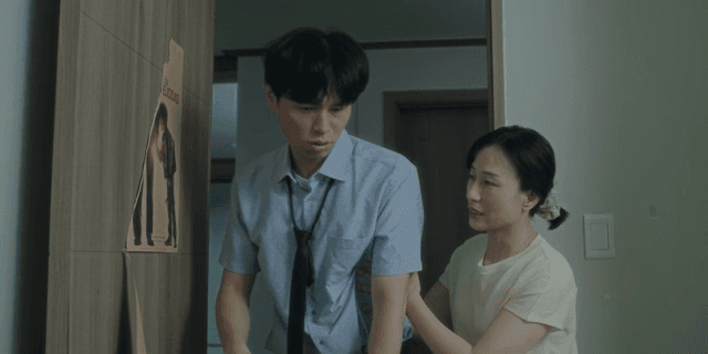술 취한 남성을 부축하는 여성