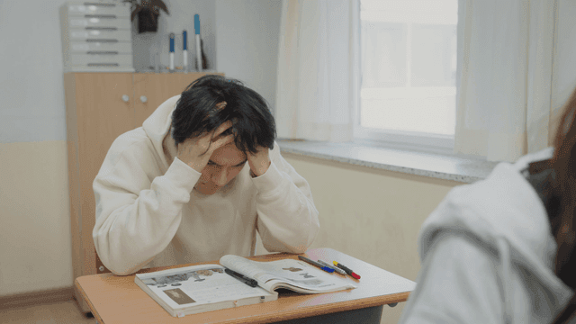 자습 중 어려워하며 고민하는 학생
