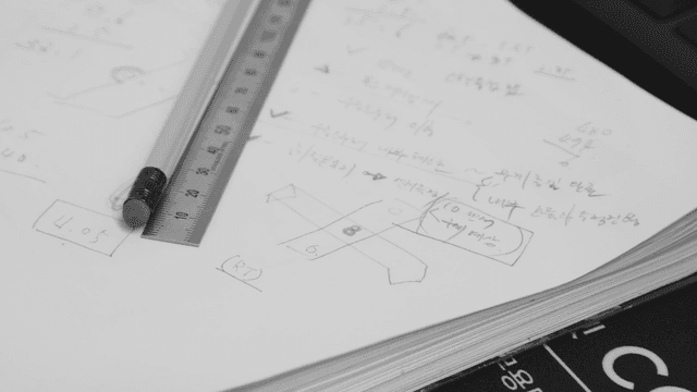 스케치와 메모가 있는 노트