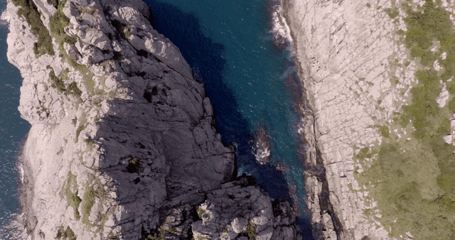 바위 절벽과 만나는 바다 물결