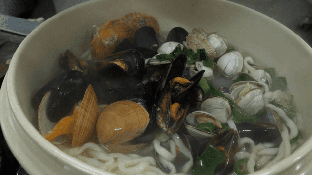 냄비에 준비되는 해물 칼국수