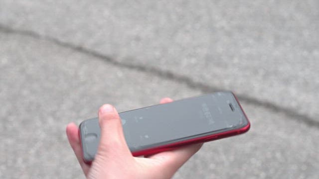 길거리에서 전화를 받는 모자 쓴 여자