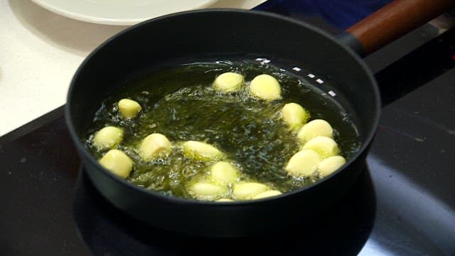 팬에서 마늘을 튀기는 장면