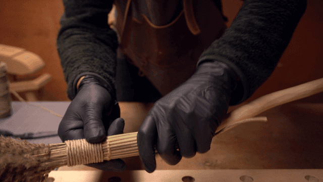 손으로 만든 빗자루를 만드는 사람