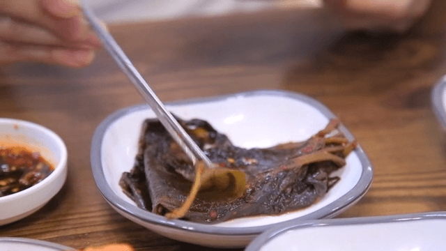 젓가락으로 깻잎을 집는 모습