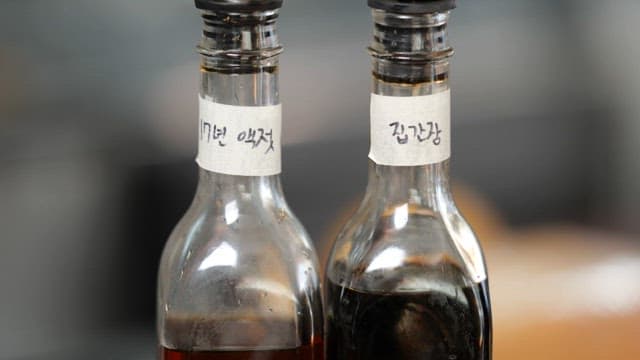유리병에 담긴 두 한국 전통 조미료의 클로즈업 뷰