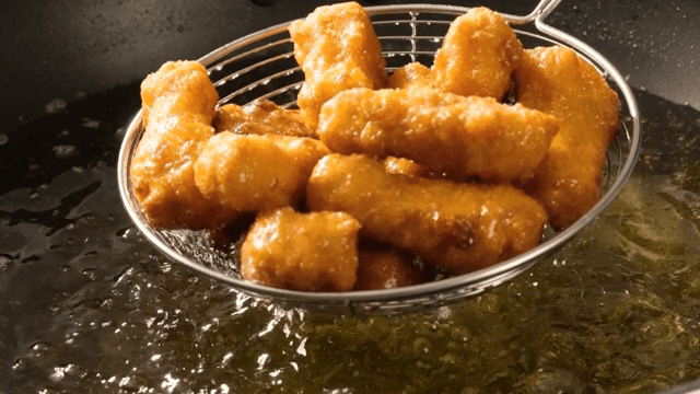 기름에서 건져 올리는 황금빛 치킨