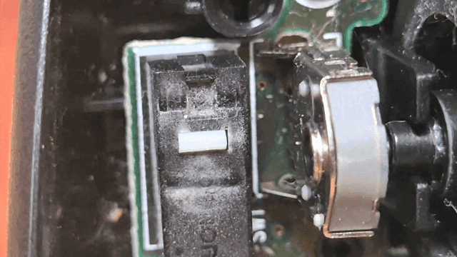 먼지 낀 마우스 전자 회로 부품의 근접 촬영
