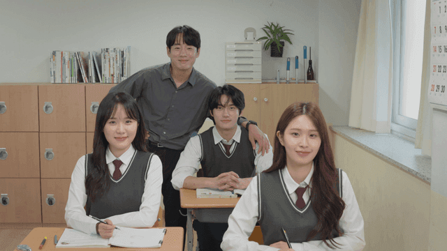 교실에서 웃고 있는 학생들과 선생님