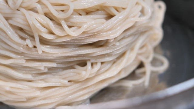 고명을 얹고 육수를 부어 준비하는 냉면