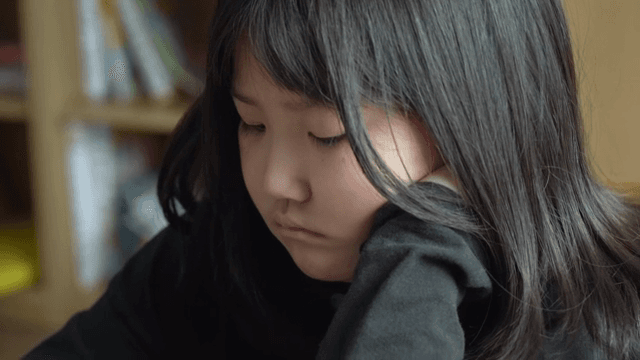 집중하는 교실 속 아이