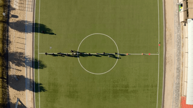 학생들이 뛰노는 학교 축구장