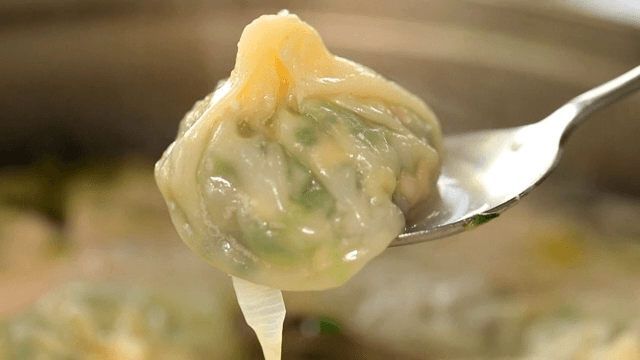 닭고기 국물에서 끓고 있는 만두