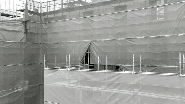 안전망이 설치된 건물 공사 현장