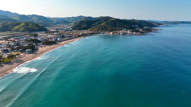 산과 바다가 있는 해안 마을