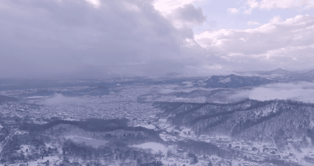 안개 낀 산과 눈 덮인 마을