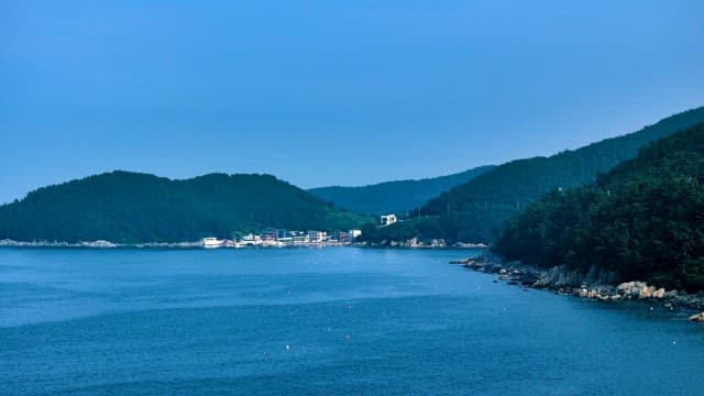 푸른 언덕이 있는 평화로운 해안 마을